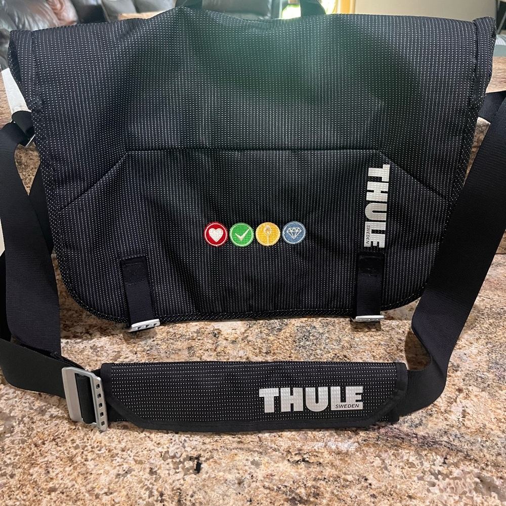 THULE LAPTOP/MESSENGER BAG/CROSSBODY